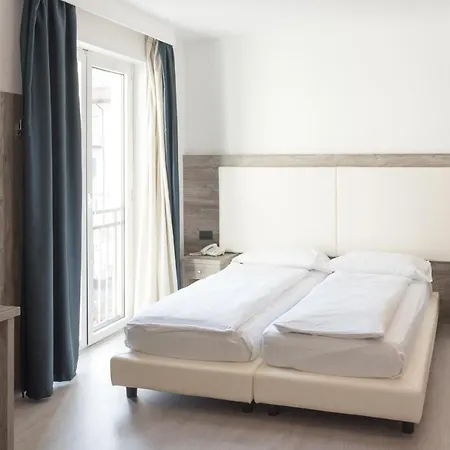 De Nac Otel Torbole Sul Garda